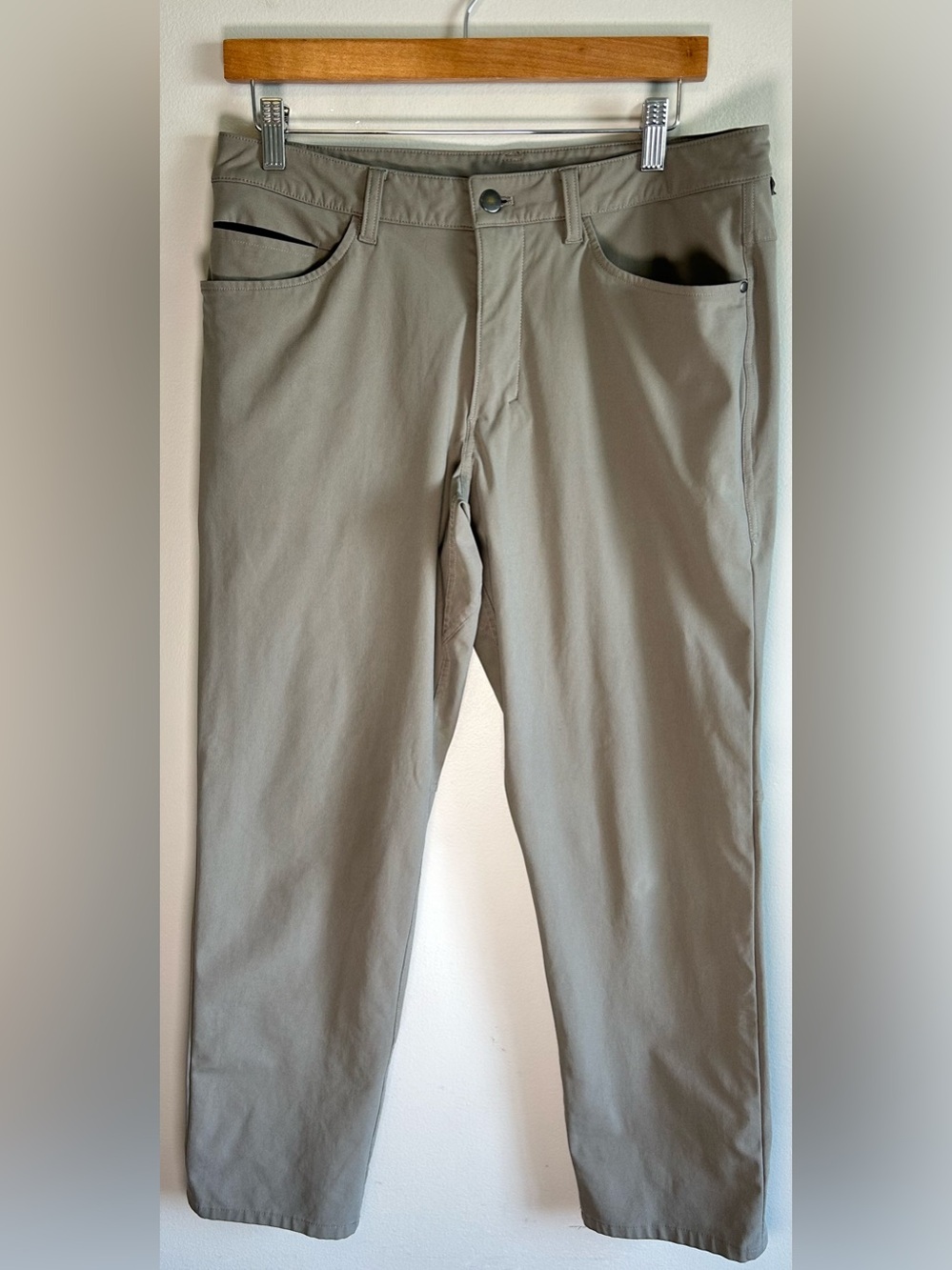 Lululemon ABC Trousers Warpstreme Classic Fit Pants Mens Size 32x28.5 Gray Taupe